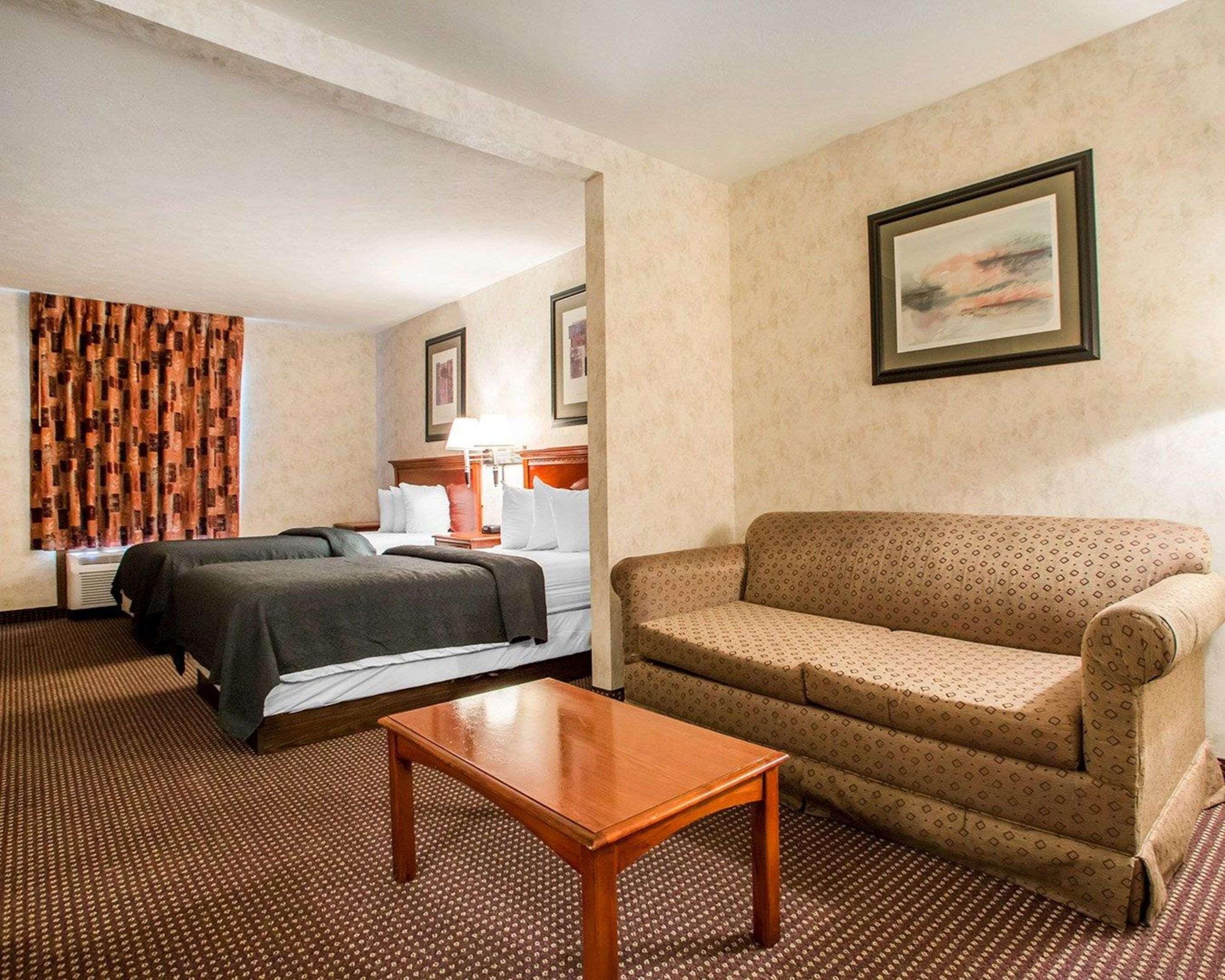 Quality Inn & Suites South-Obetz Екстериор снимка