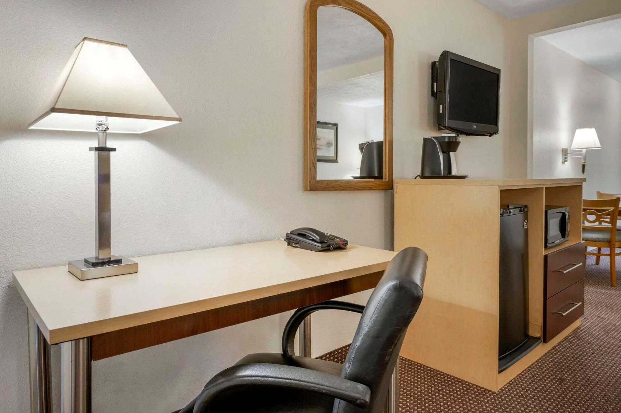 Quality Inn & Suites South-Obetz Екстериор снимка
