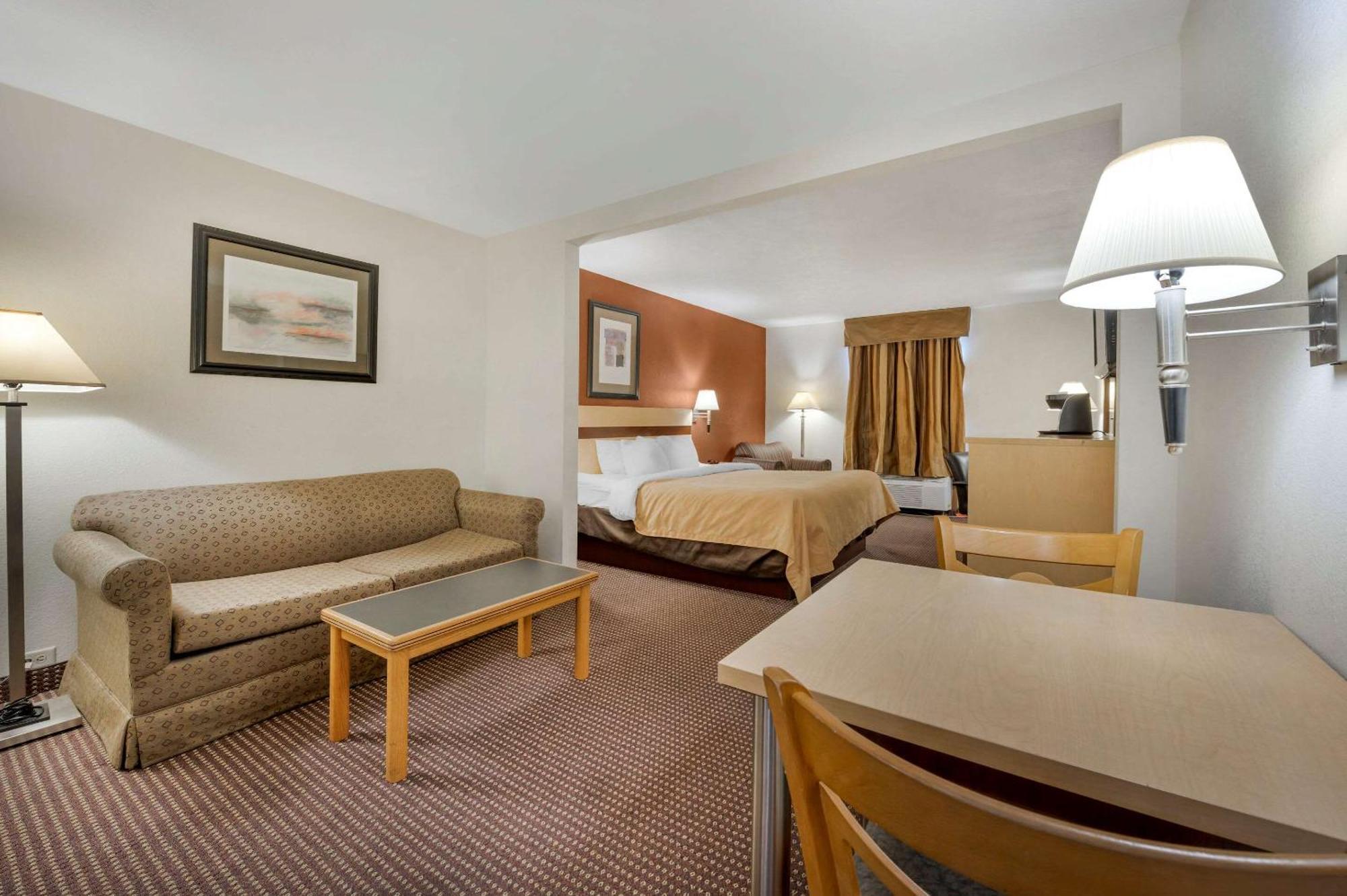 Quality Inn & Suites South-Obetz Екстериор снимка