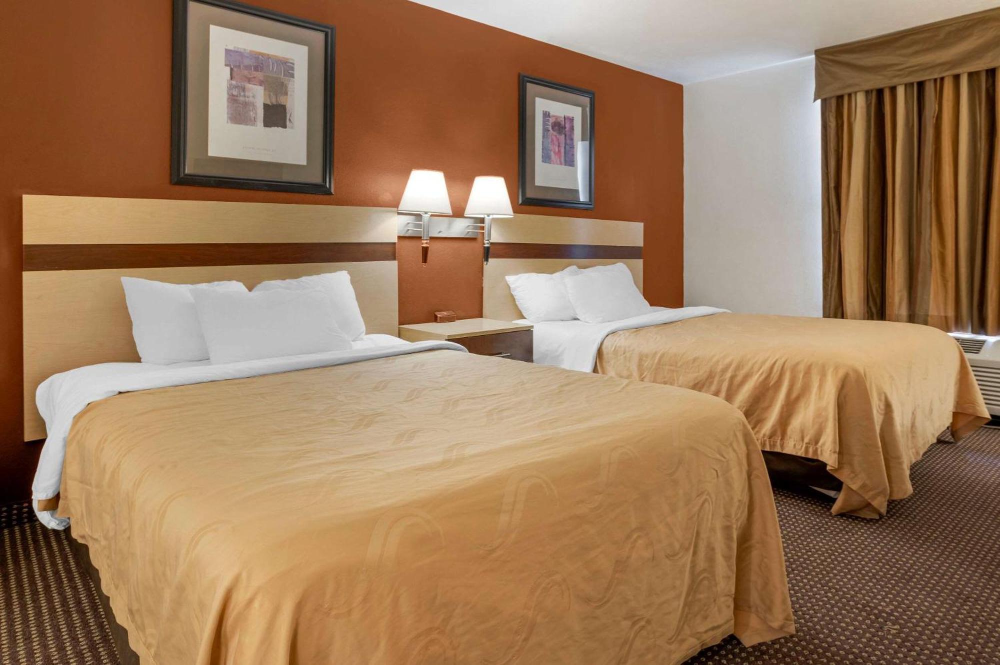 Quality Inn & Suites South-Obetz Екстериор снимка