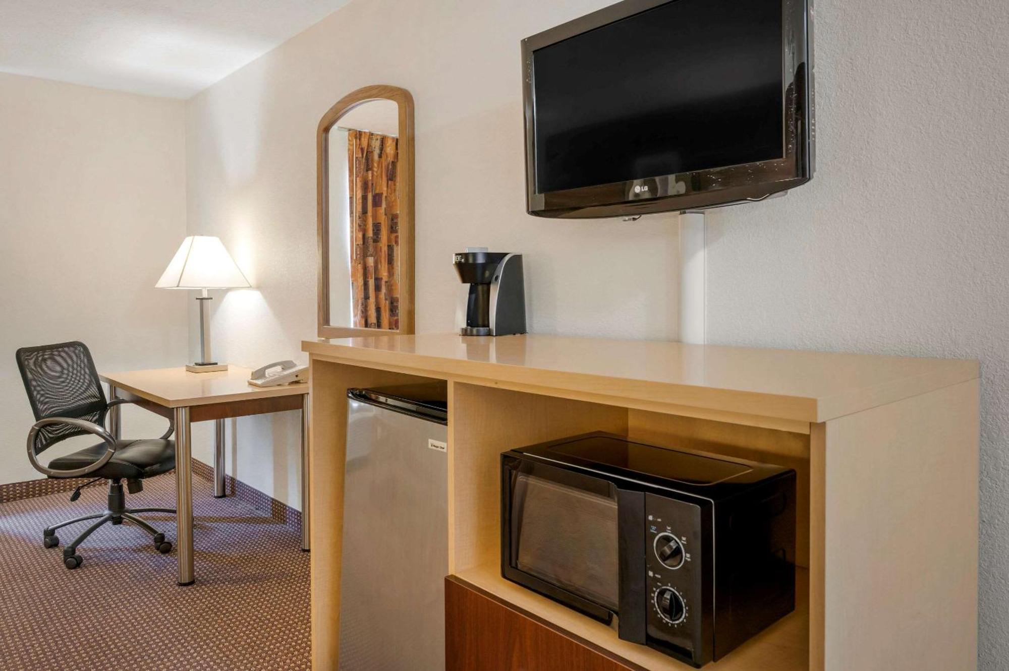 Quality Inn & Suites South-Obetz Екстериор снимка