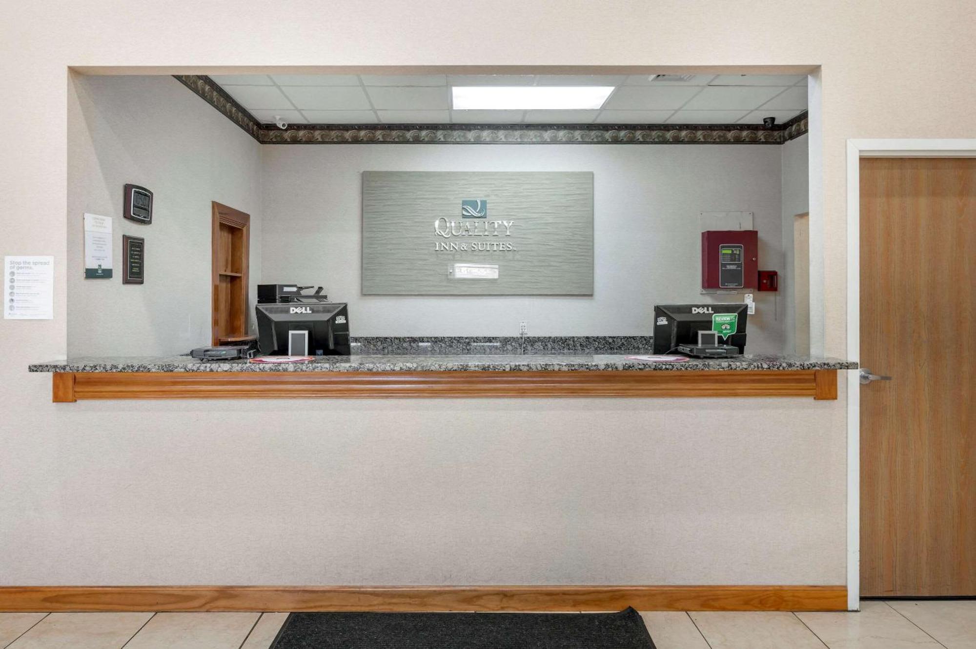 Quality Inn & Suites South-Obetz Екстериор снимка