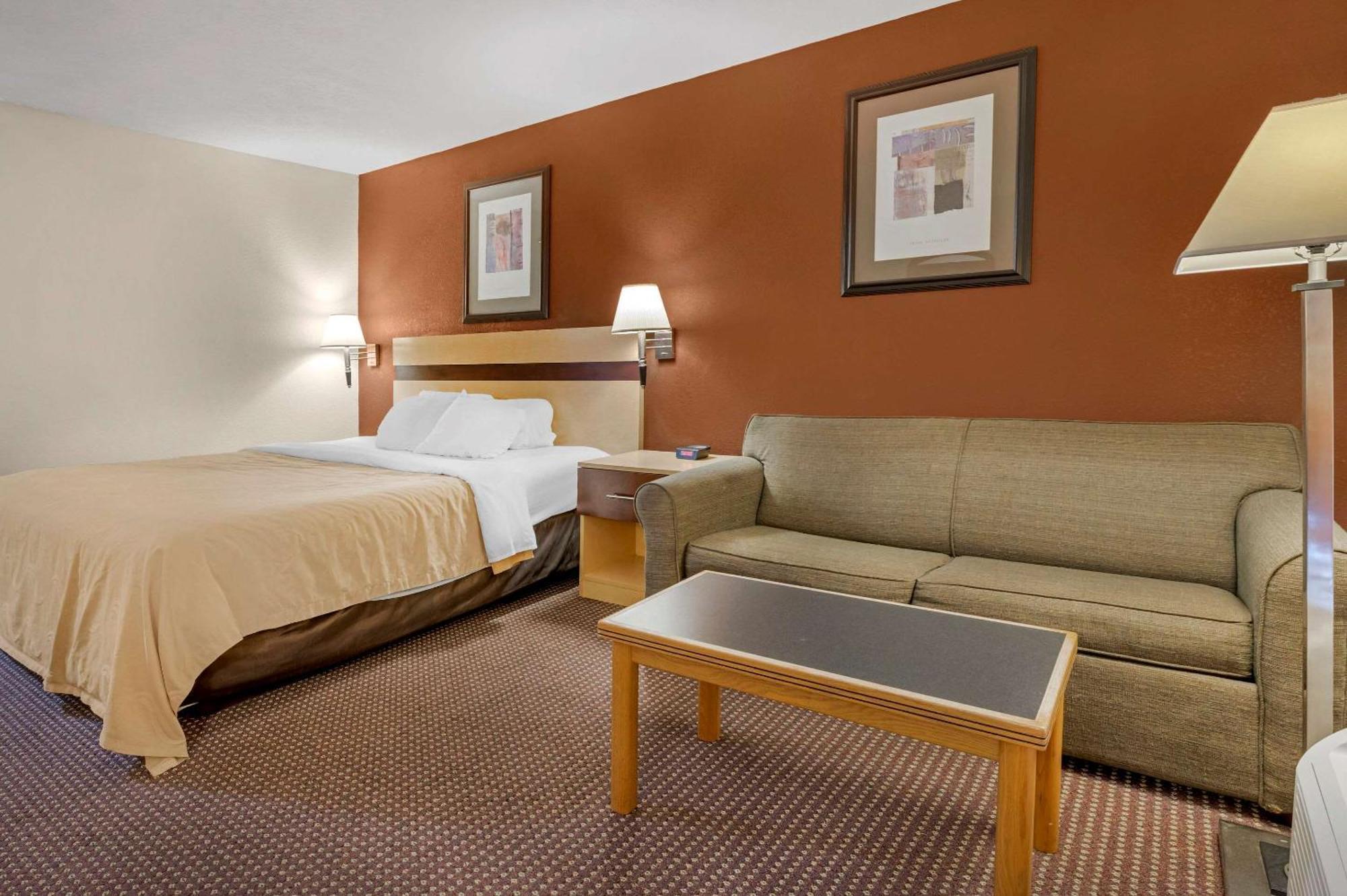 Quality Inn & Suites South-Obetz Екстериор снимка