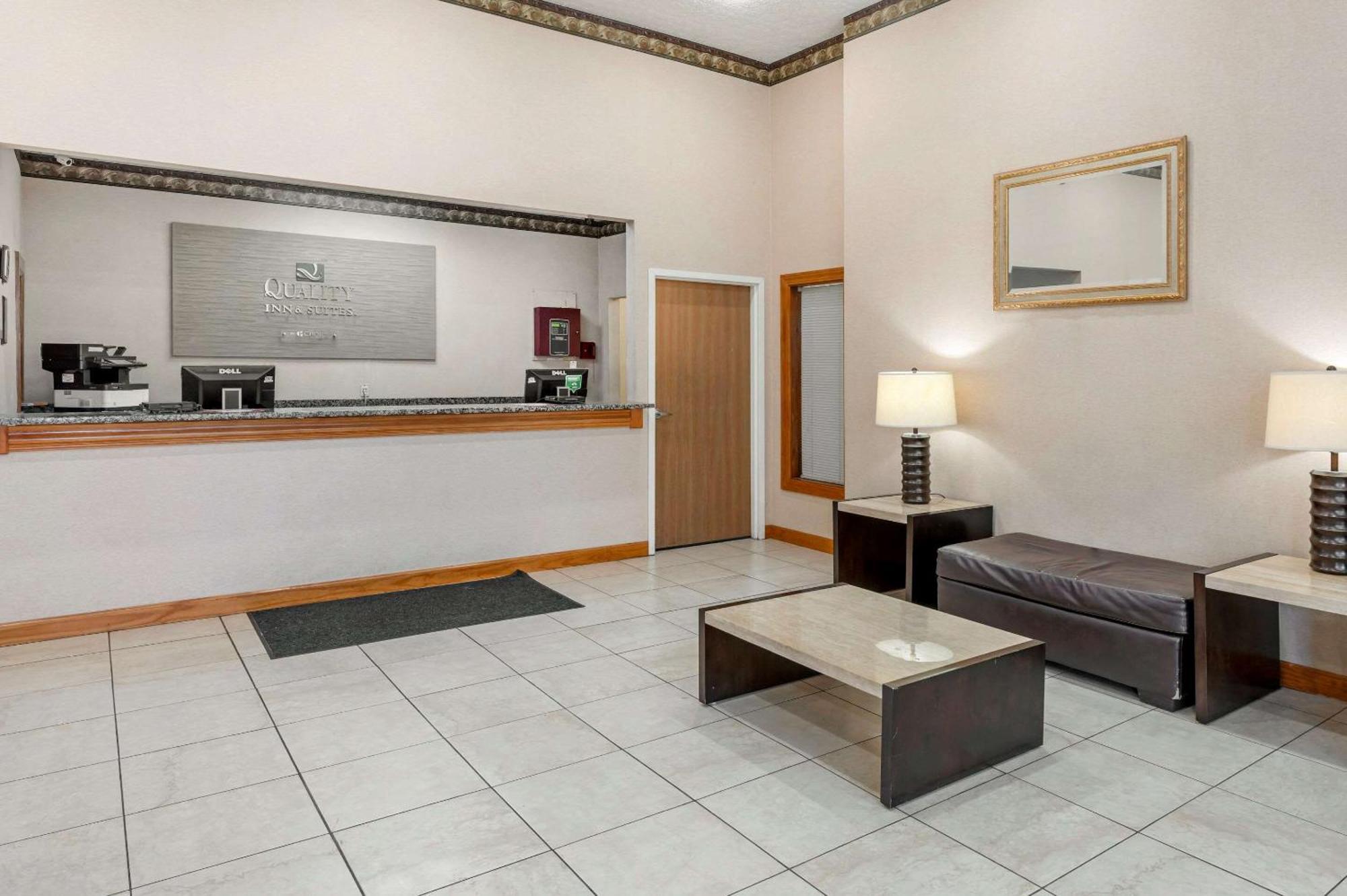 Quality Inn & Suites South-Obetz Екстериор снимка